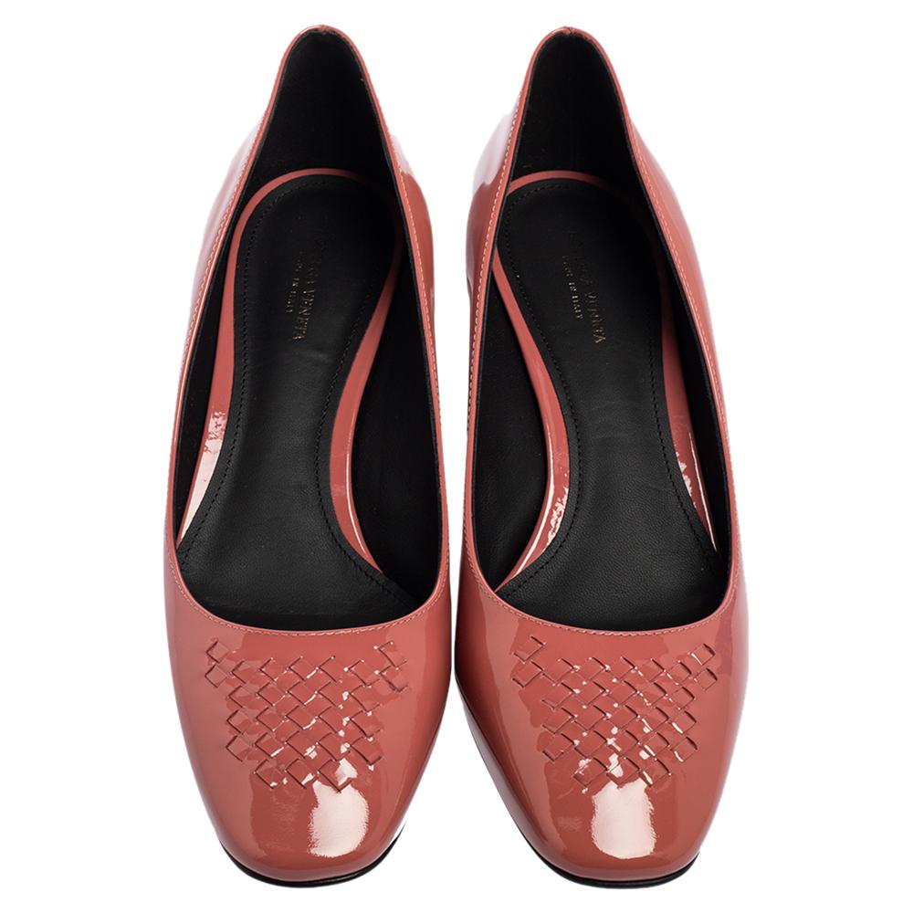 Add a touch of glamour to your look by slipping into this gleaming burgundy pair. Pick this pair of Bottega Veneta pumps, if you want to flaunt a simple yet stylish look. Made from patent leather with the signature intrecciato pattern detailed on
