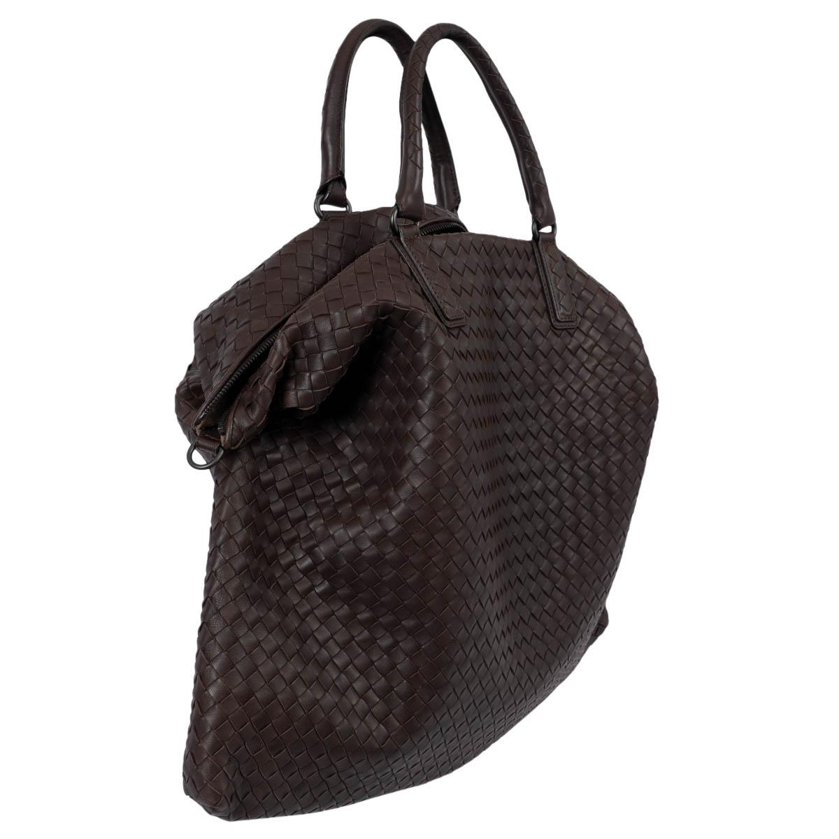 100% authentic Bottega Veneta Maxi Convertible tote in Ebano brown Intrecciato Nappa leather. Opens with a zipper on top to a brown suede lined interior with one zipper pocket against the back. Has been carried and is in excellent condition. Comes