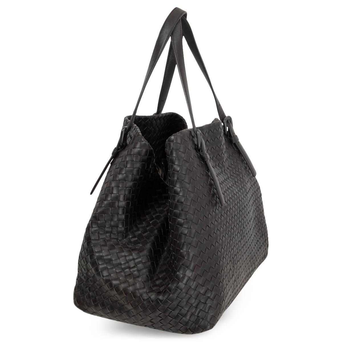 100% authentic Bottega Veneta 'Cesta Large' shopper in espresso brown woven Intrecciato nappa leather. Closes with a dog-hook on top. Lined in taupe suede with an open pocket against the front and a zipper pocket against the back. Has been carried