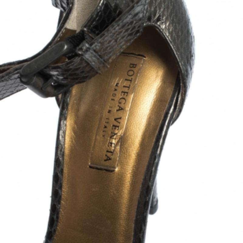 De las mujeres Bottega Veneta Sandalias de piel repujada y satén con correa en el tobillo tamaño 37,5 en venta