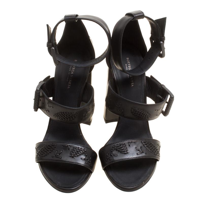 Bottega Veneta is here to impress you with these fabulous black sandals. They are crafted from leather and feature an open toe silhouette. They flaunt vamp straps and buckle ankle straps all of which are beautifully detailed with embroidery