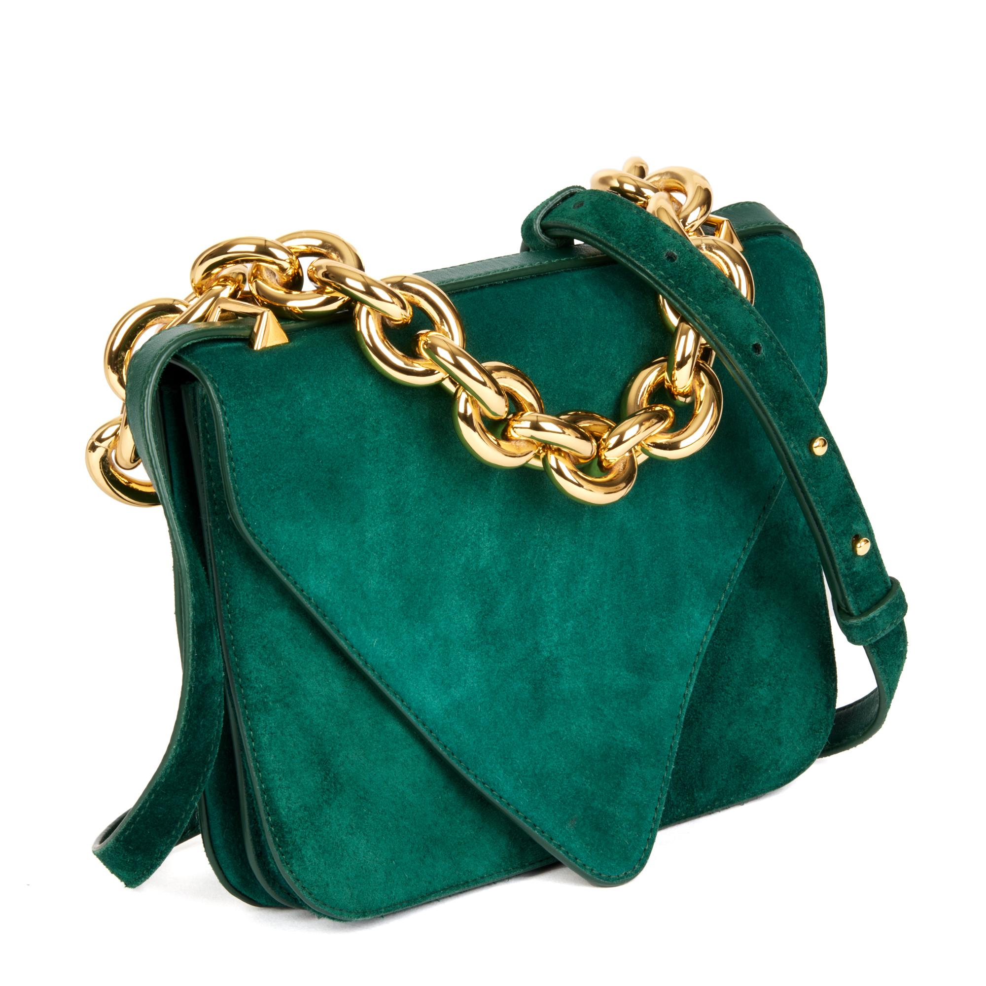 BOTTEGA VENETA
Emerald Green Suede Small Mount Shoulder Bag

Xupes Reference: CB582
Serial Number: P01904860R
Age (Circa): 2021
Accompanied By: Bottega Veneta Dust Bag
Authenticity Details: (Made in Italy)
Gender: Ladies
Type: Shoulder, Crossbody,