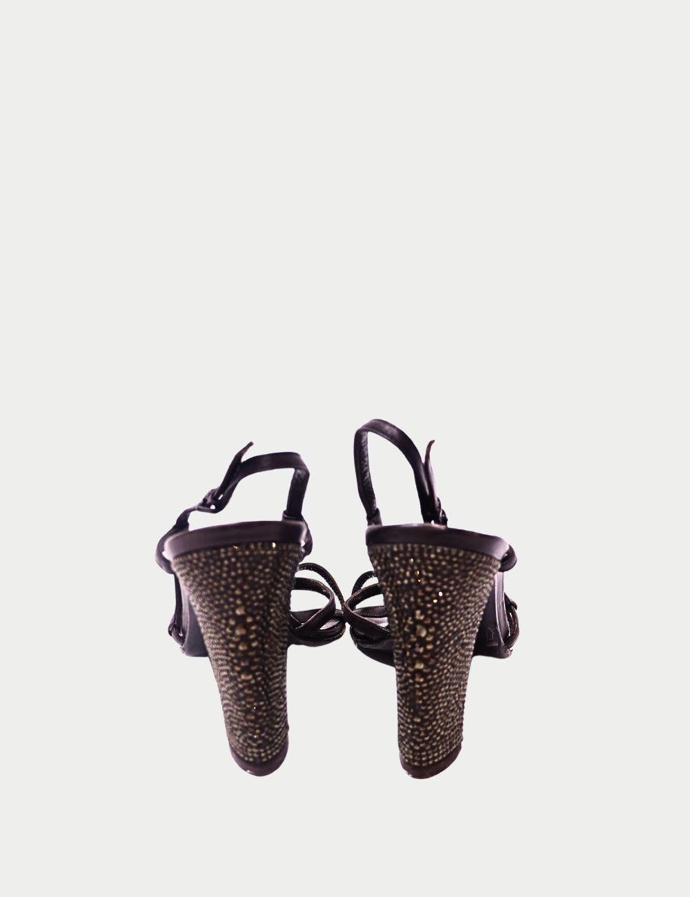 Bottega Veneta Vintage Brown Leather Strappy Sandals

Step into timeless Italian elegance with these Bottega Veneta vintage strappy sandals, crafted in rich brown leather. Known for their understated luxury and impeccable craftsmanship, Bottega