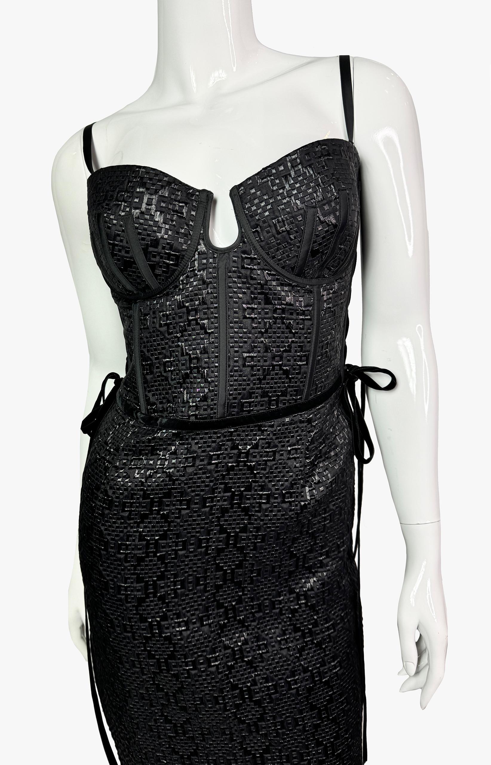 Schwarzes Abendkleid von Bottega Veneta

Dekorative Schnürung an den Seiten, eingenähte Korsettknochen, hinten mit einem Reißverschluss zu schließen.

Größe - L
Länge - 75 cm
Taille - 76 cm
Hüften - 96 cm

Zustand - sehr gut

........Zusätzliche