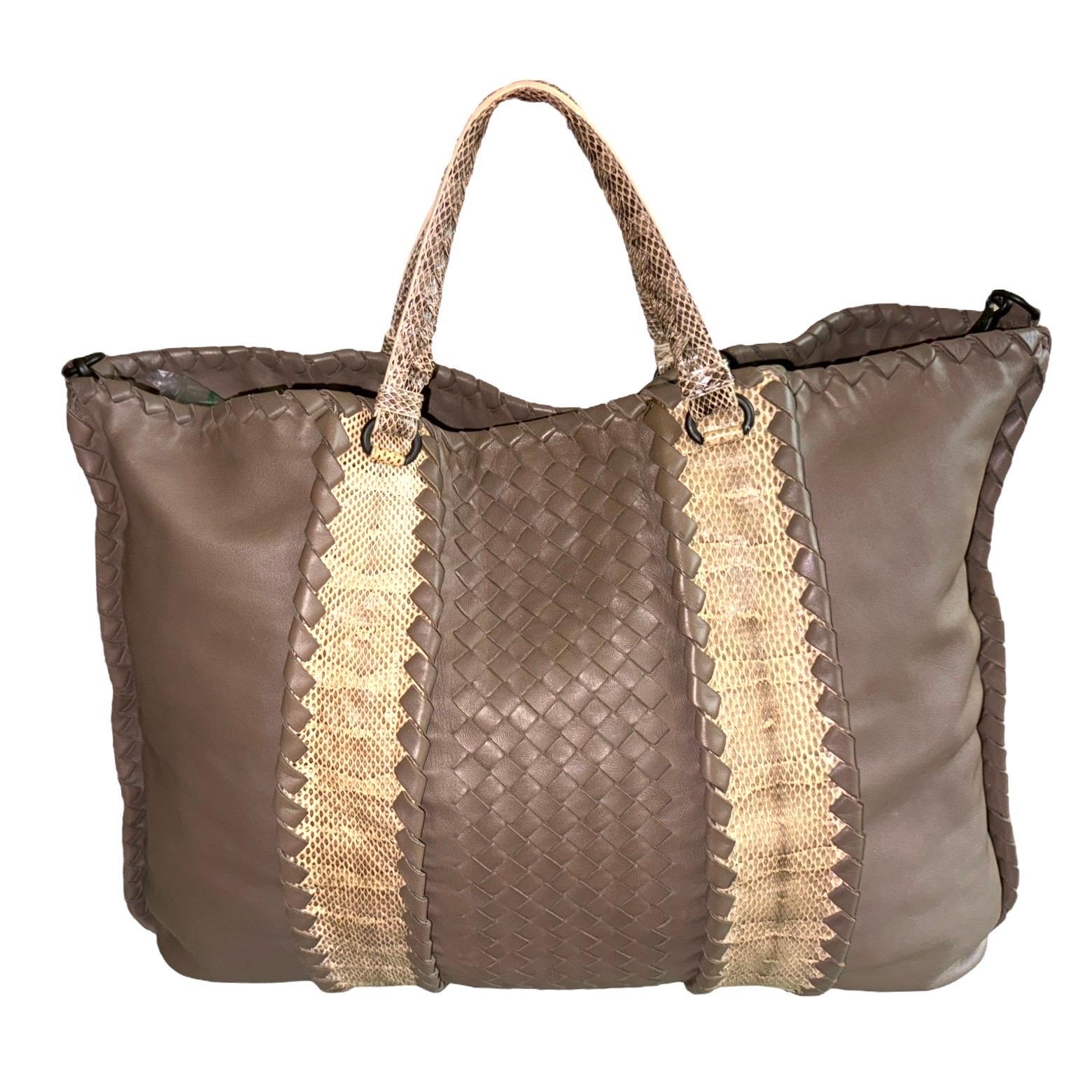 BOTTEGA VENETA Exotic Woven Leather Intrecciato Nappa Ayers XL Tote Shoulder Bag In Good Condition For Sale In Switzerland, CH