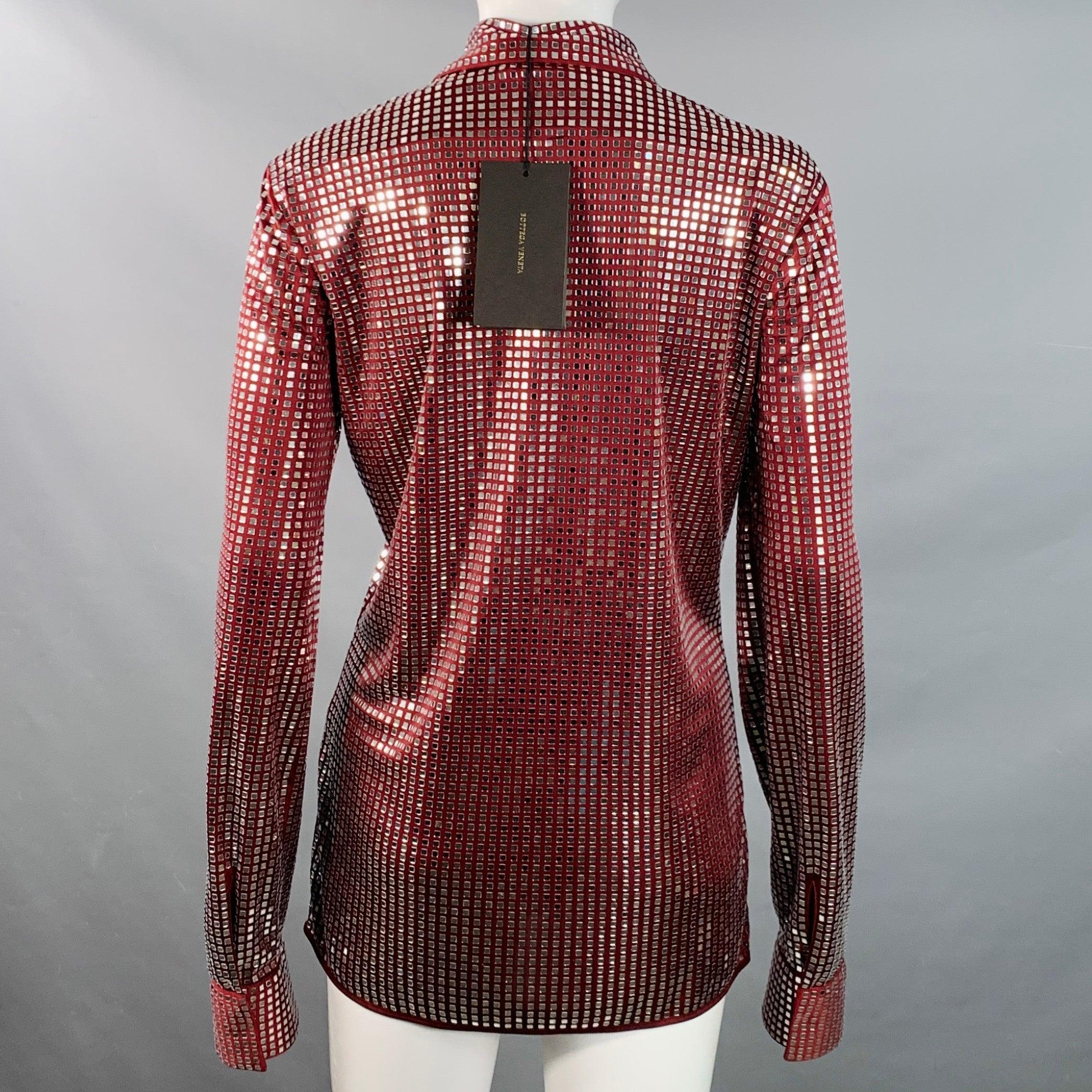 Bottega Veneta Autunno 2019 Taglia S Camicia con abbellimento in jersey di raso argentato bordeaux In condizioni ottime in vendita a San Francisco, CA