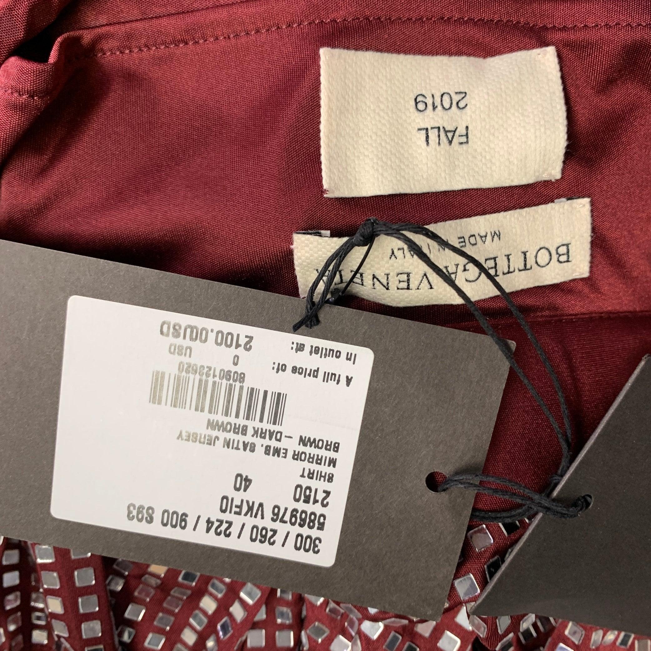 Donna Bottega Veneta Autunno 2019 Taglia S Camicia con abbellimento in jersey di raso argentato bordeaux in vendita