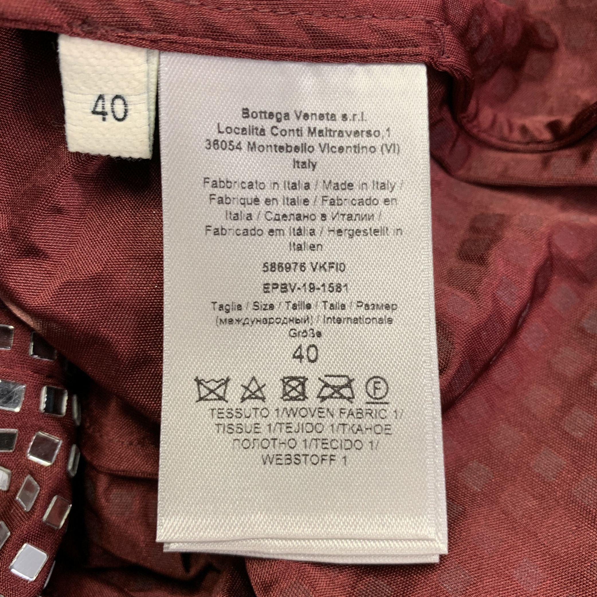 Bottega Veneta Autunno 2019 Taglia S Camicia con abbellimento in jersey di raso argentato bordeaux in vendita 1