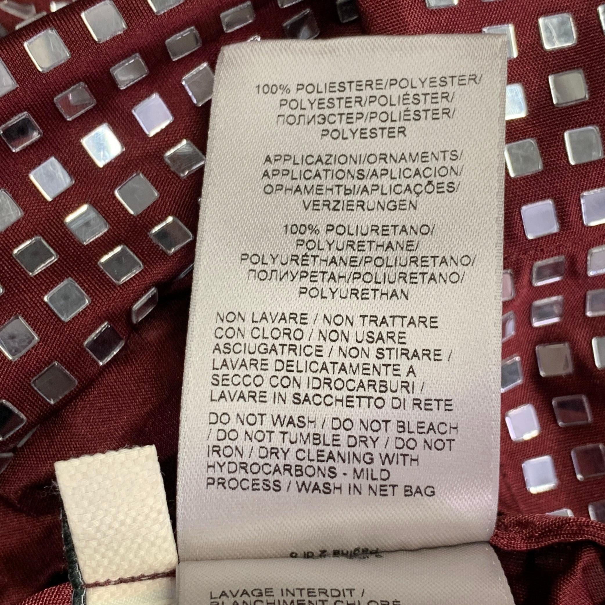 Bottega Veneta Autunno 2019 Taglia S Camicia con abbellimento in jersey di raso argentato bordeaux in vendita 2