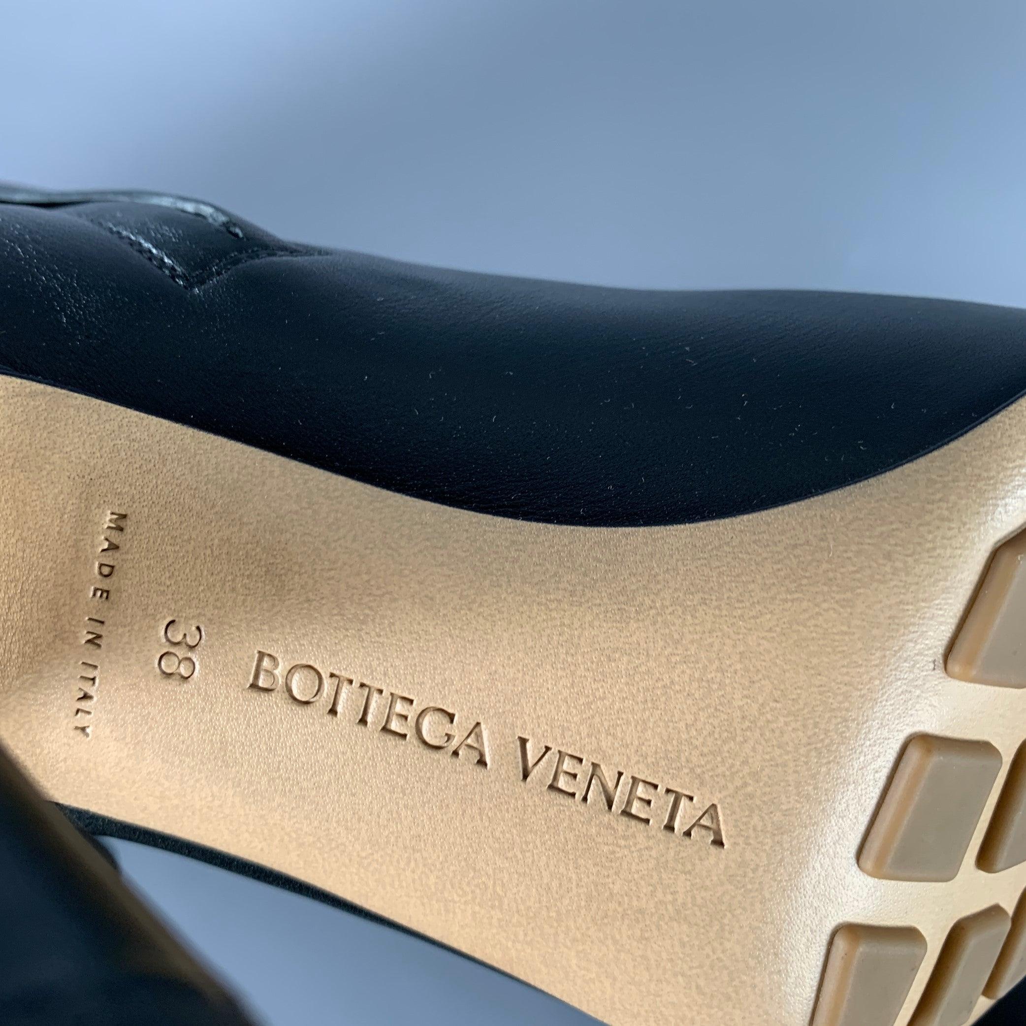 BOTTEGA VENETA Fall 2022 Size 8 Black Leather Side Zipper Boots For Sale 2