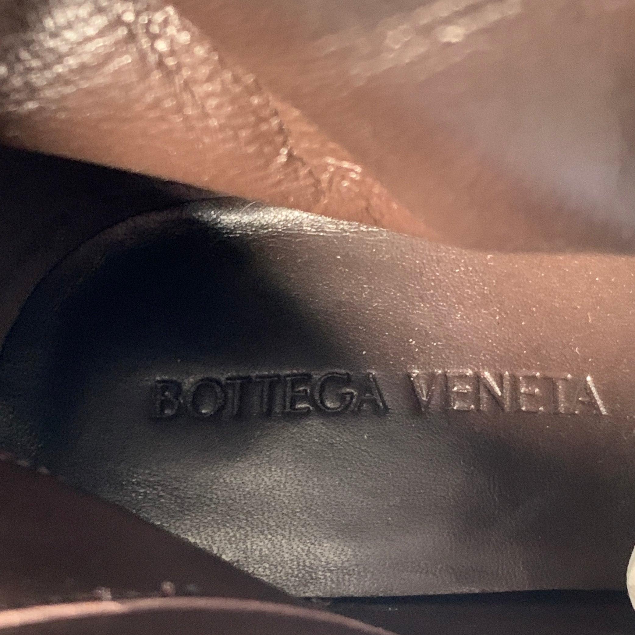 BOTTEGA VENETA Fall 2022 Size 8 Black Leather Side Zipper Boots For Sale 3