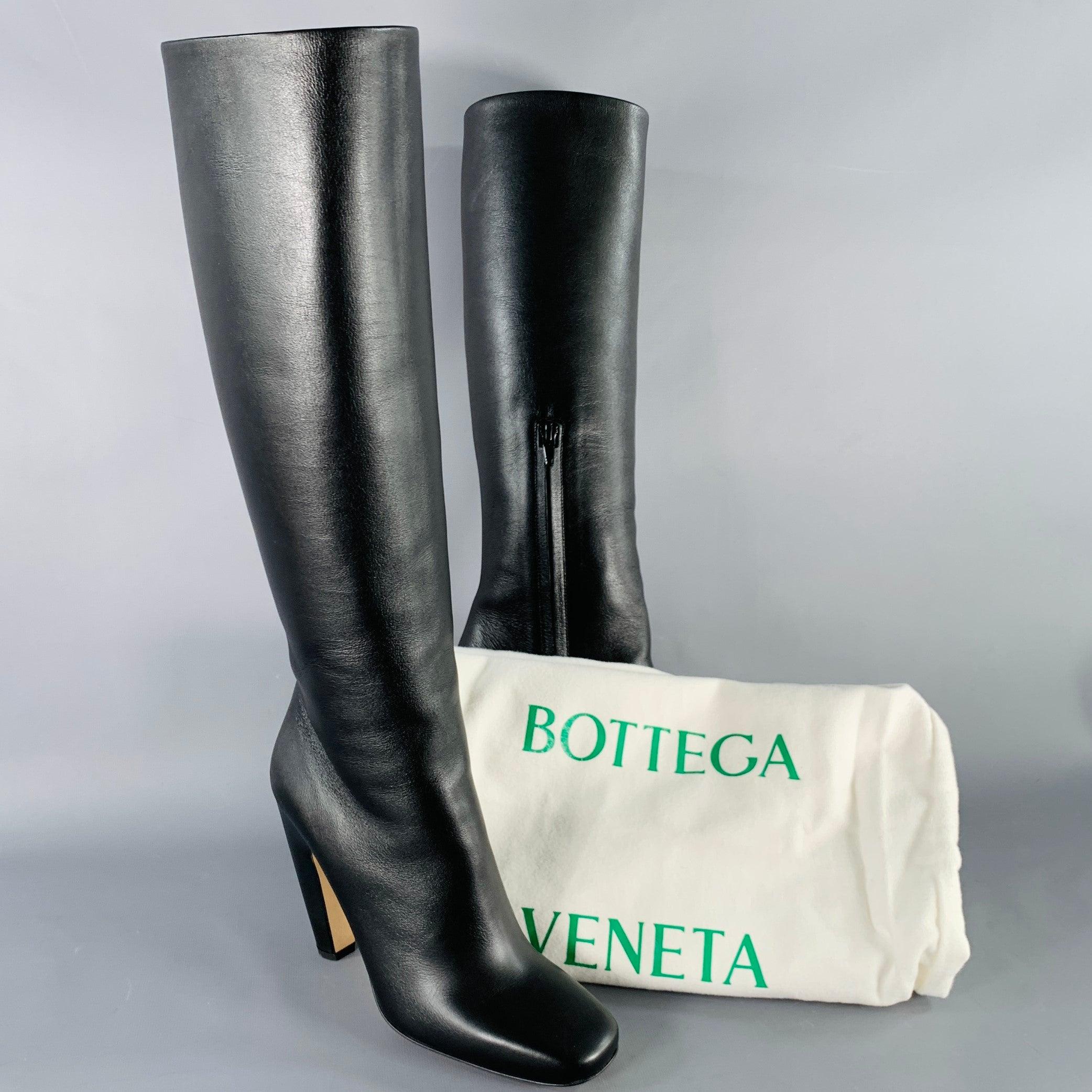 BOTTEGA VENETA Fall 2022 Size 8 Black Leather Side Zipper Boots For Sale 4