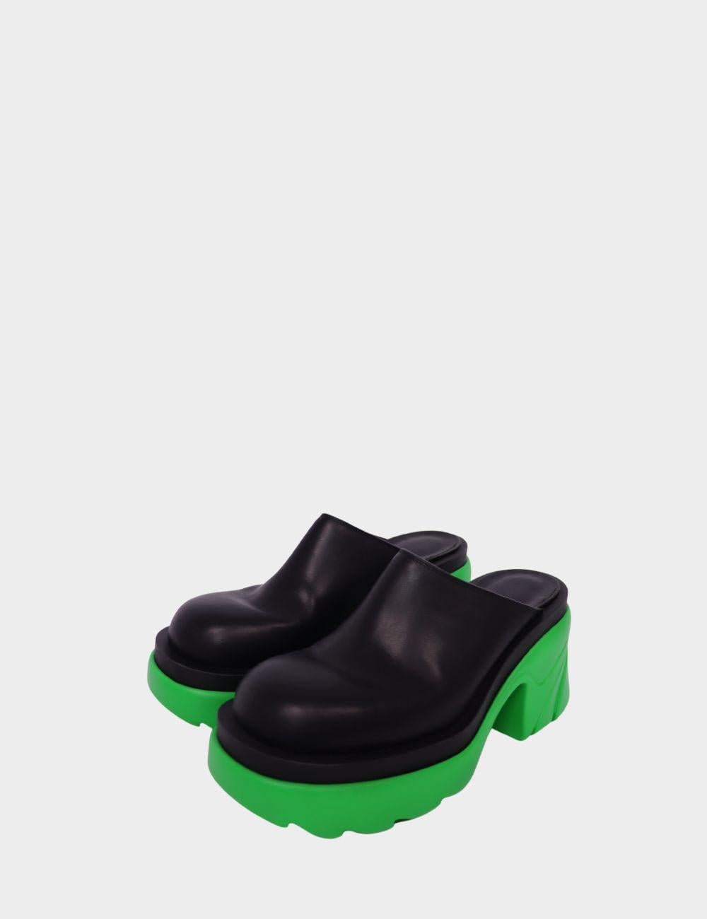 Entra in uno stile audace e contemporaneo con questi zoccoli con plateau di Bottega Veneta. Caratterizzate da una straordinaria tomaia in pelle nera in contrasto con un'elettrizzante suola verde neon, queste scarpe mostrano l'estetica avanguardista