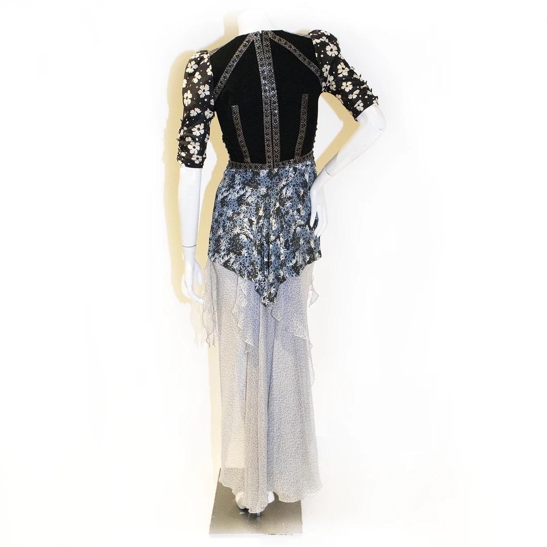 Bottega Veneta by Tomas Maier Kleid
Frühjahr/Sommer 2013 Konfektionskleidung 
Hergestellt in Italien 
Schwarz und Blau 
Gemischte Blumendrucke
Tiefer V-Ausschnitt 
Geraffte Falten an Büste und Pferd 
Braune Schlangenhaut-Details an Torso und Büste