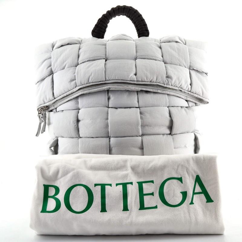 Condizioni: Buono. Cuciture rotte sul lato esterno, graffi sull'hardware.
Accessori: Borsa per la polvere
Misure: Altezza 19,5