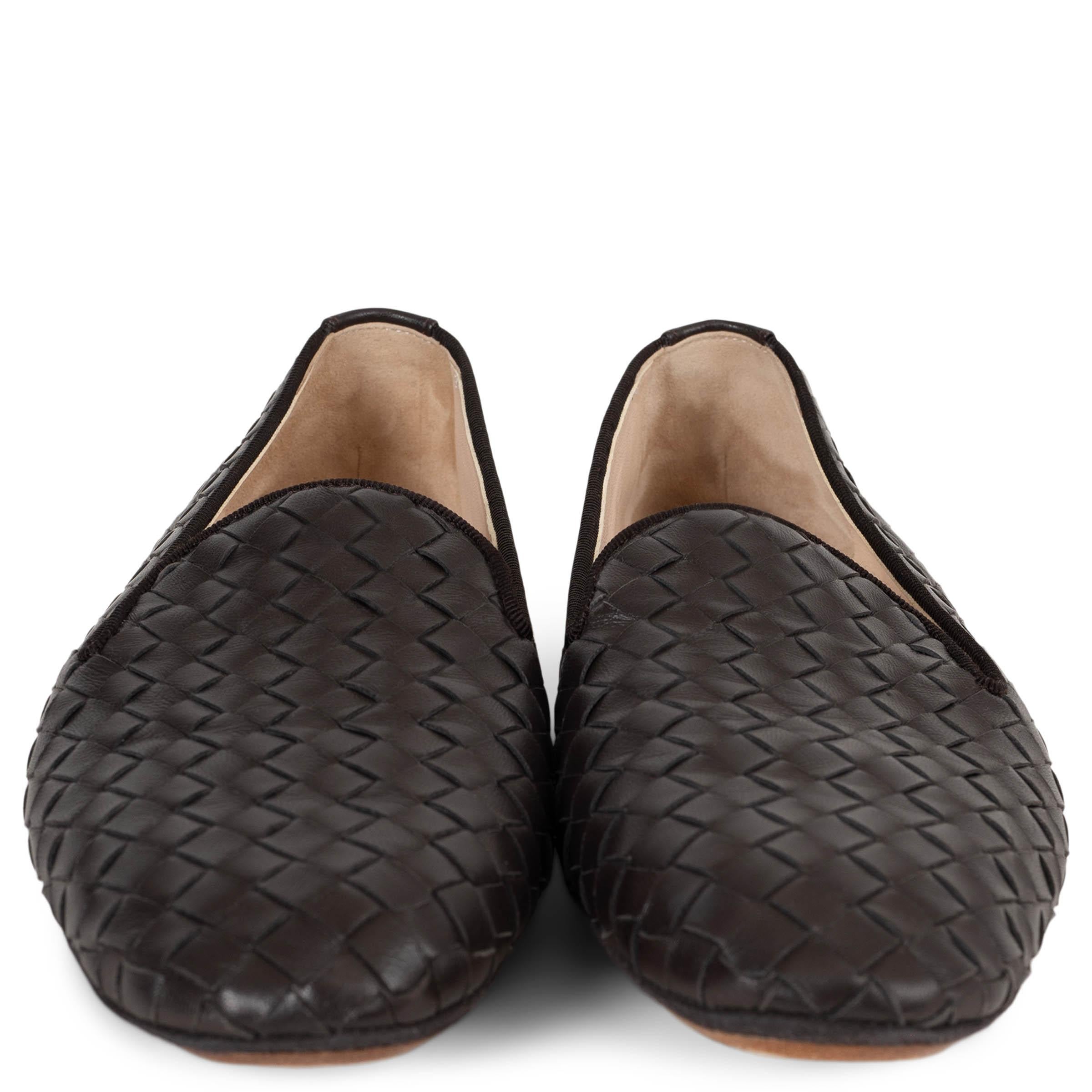 Diese 100% authentischen Bottega Veneta Mokassins in Fondant (dunkelbraun) zeigen die ikonische Intrecciato-Lederkunst des Hauses. Mit klassisch runder Zehenpartie und glatter Ledersohle bieten sie eine zeitlose Silhouette, die Eleganz mit