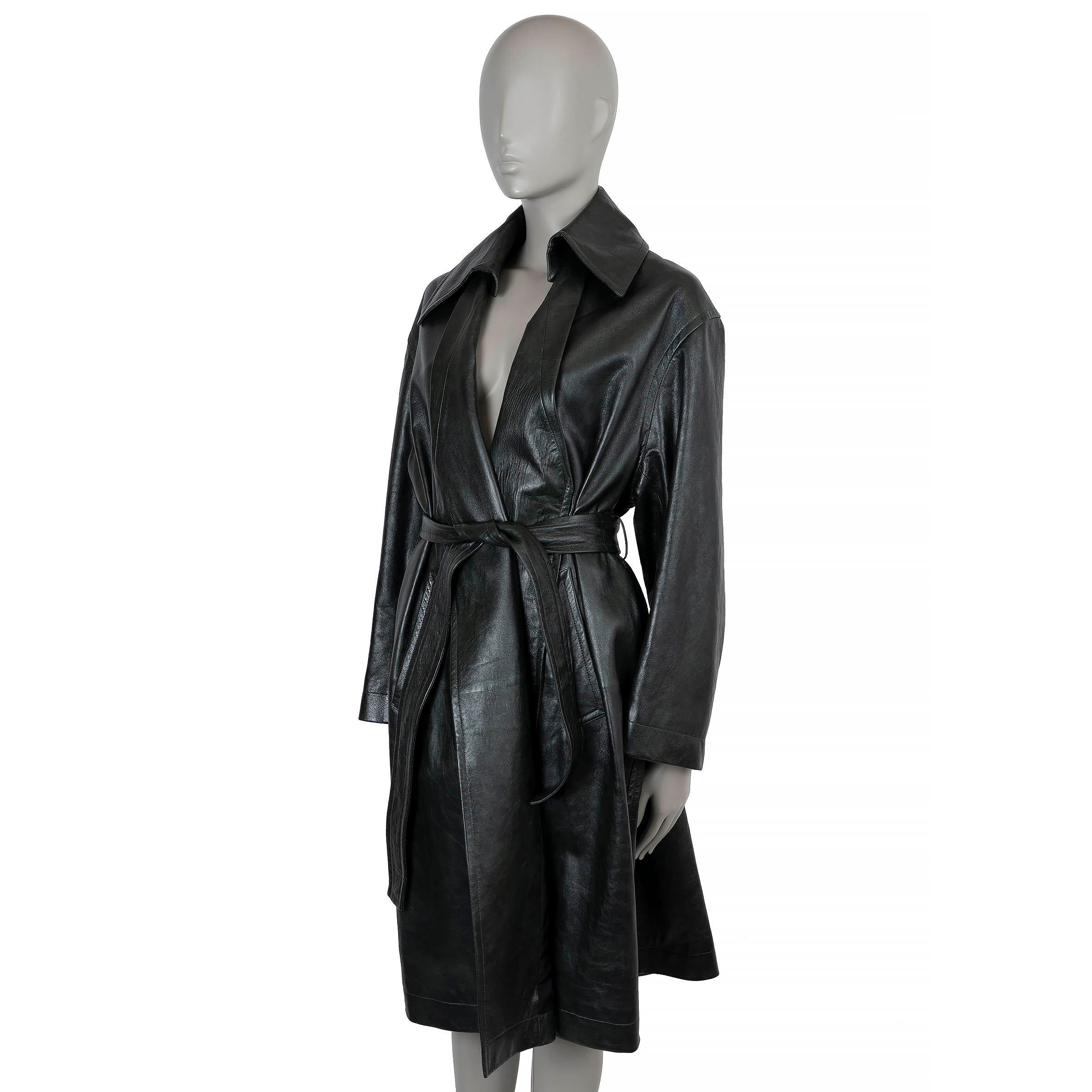 Dieser zu 100 % authentische Wickelmantel von Bottega Veneta wurde aus waldgrünem, glänzendem Lammleder (100 %) gefertigt und zeichnet sich durch die für die Marke charakteristische Balance zwischen skulpturaler Struktur und fließendem Fall aus. Die