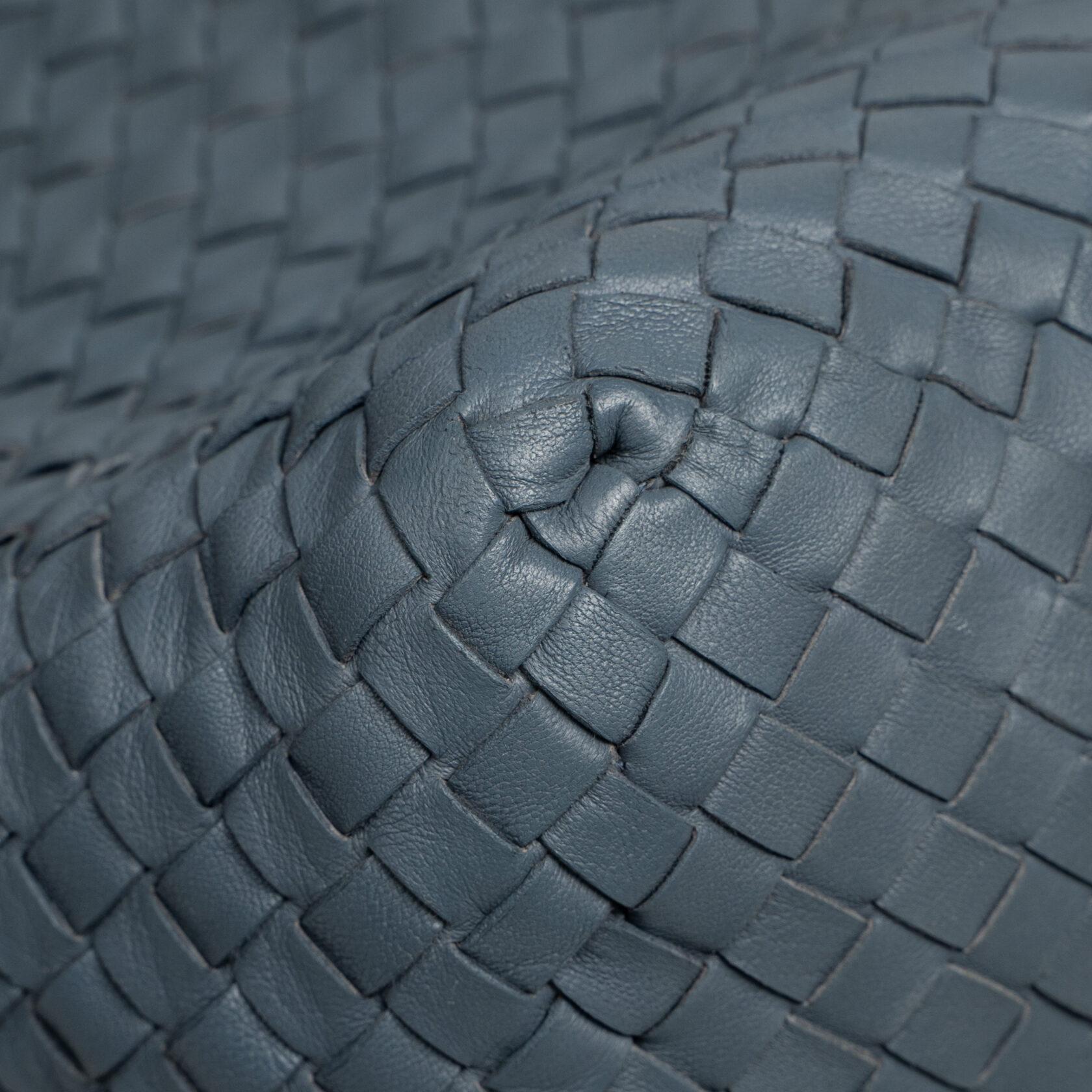 Blauer Fourre Tout von Bottega Veneta im Angebot 5