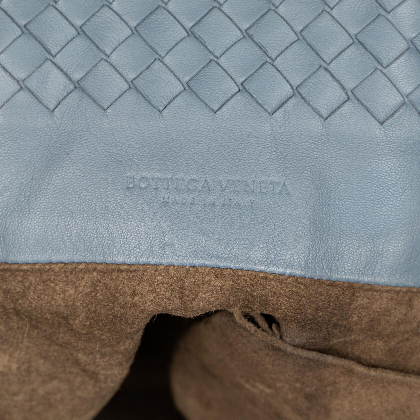 Blauer Fourre Tout von Bottega Veneta im Angebot 7
