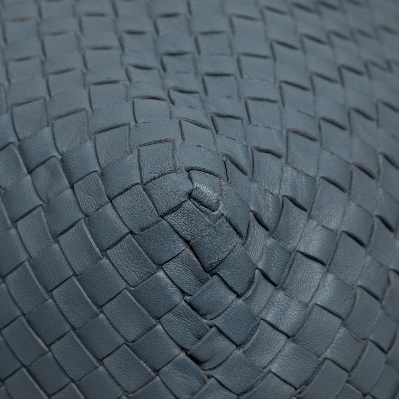 Blauer Fourre Tout von Bottega Veneta im Angebot 8