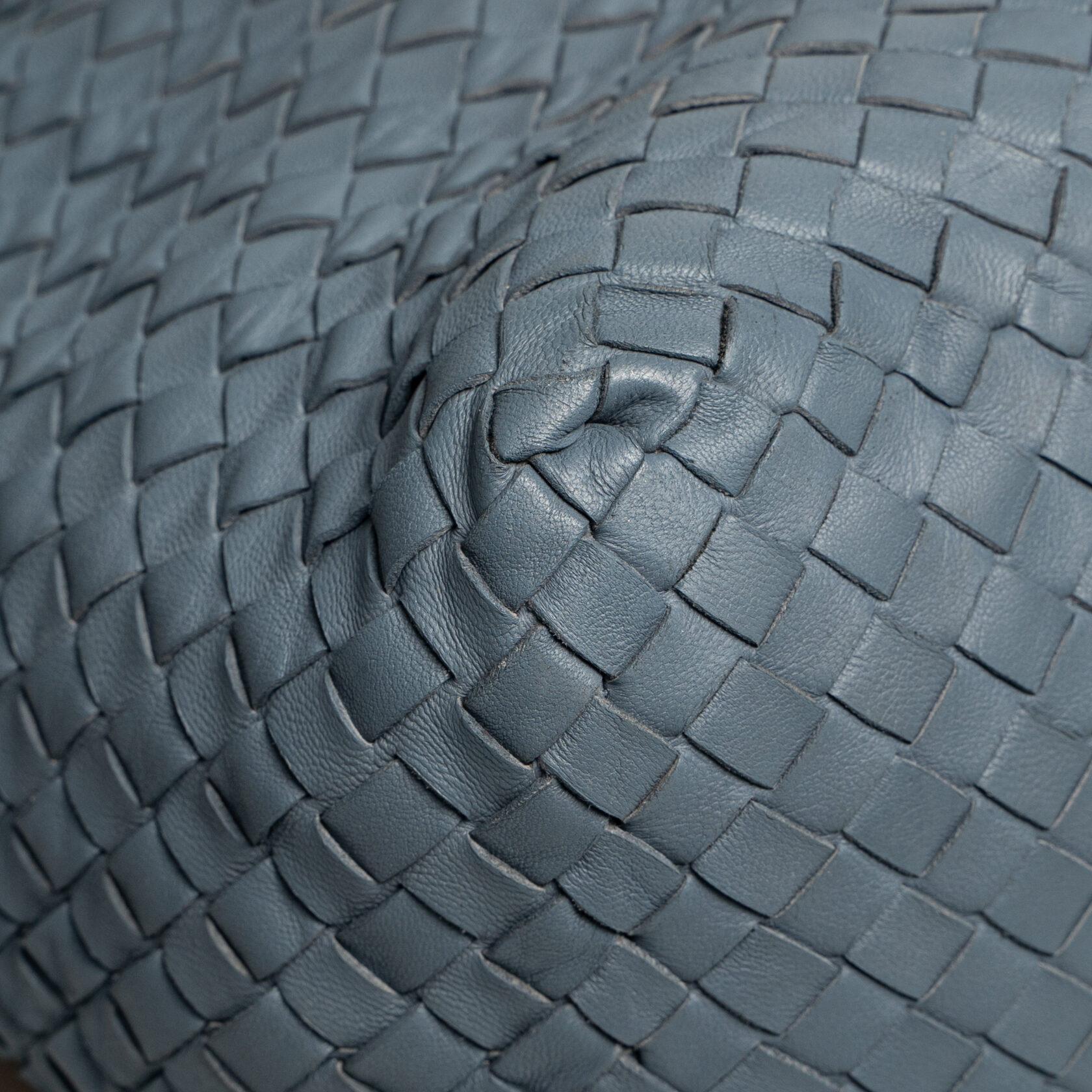 Blauer Fourre Tout von Bottega Veneta im Angebot 9