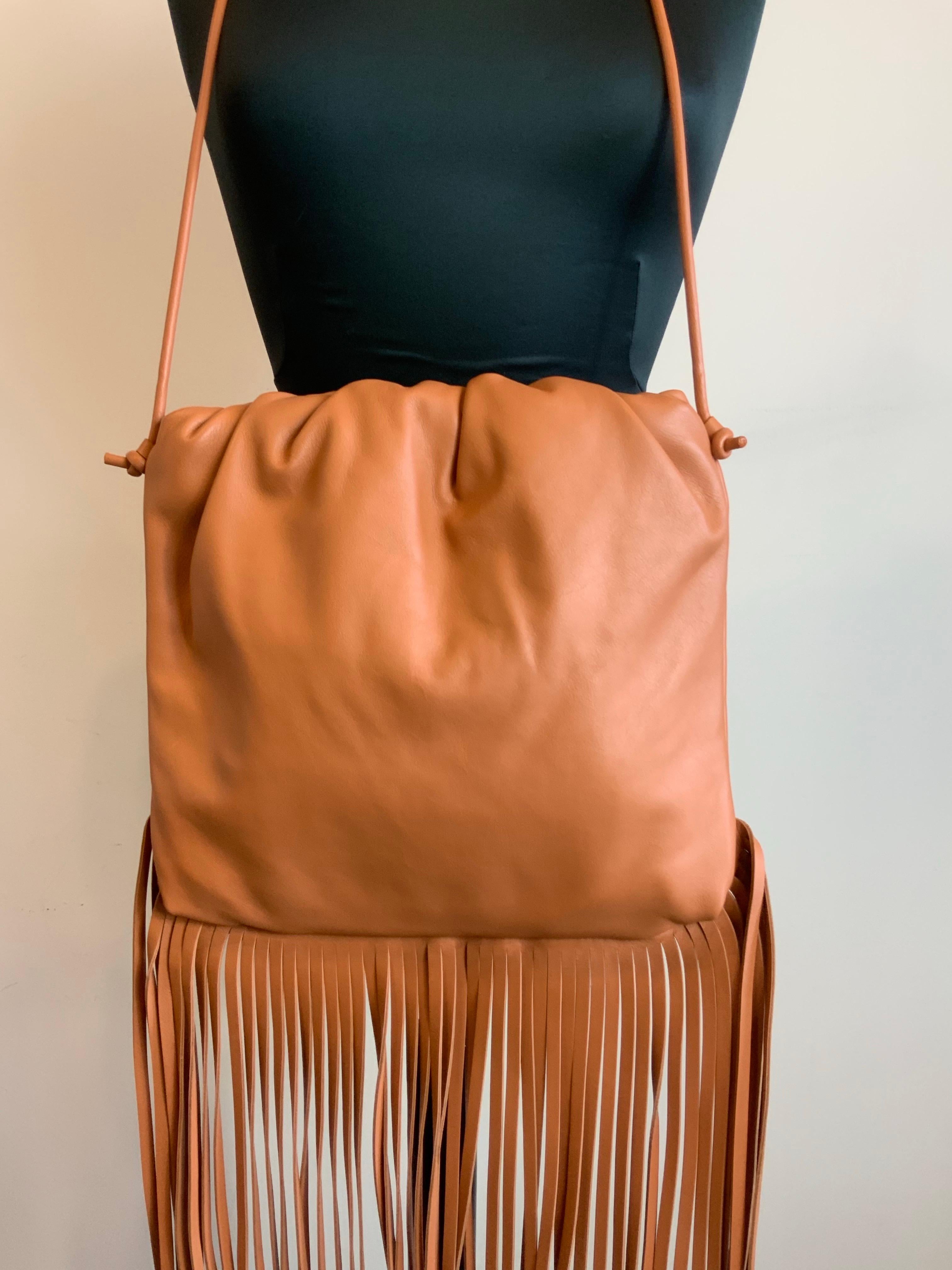 Sac Bottega Veneta.
En cuir très souple.
Hauteur 30 cm
Largeur 32 cm
Bandoulière 41 cm
Nouveau, jamais utilisé
Livré avec son sac à poussière d'origine.
