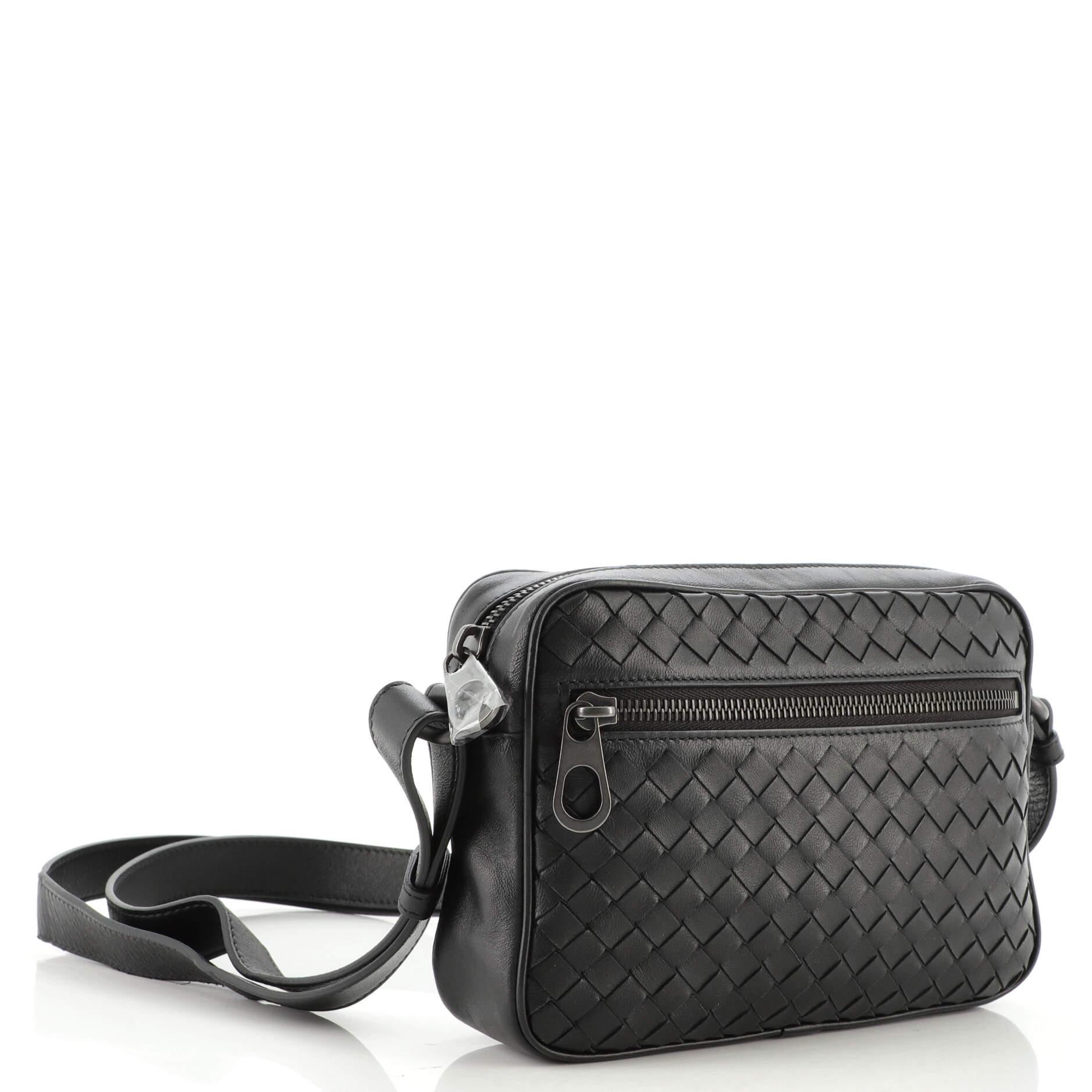 Kleine Kameratasche von Bottega Veneta mit Fronttasche Intrecciato Nappa (Schwarz)