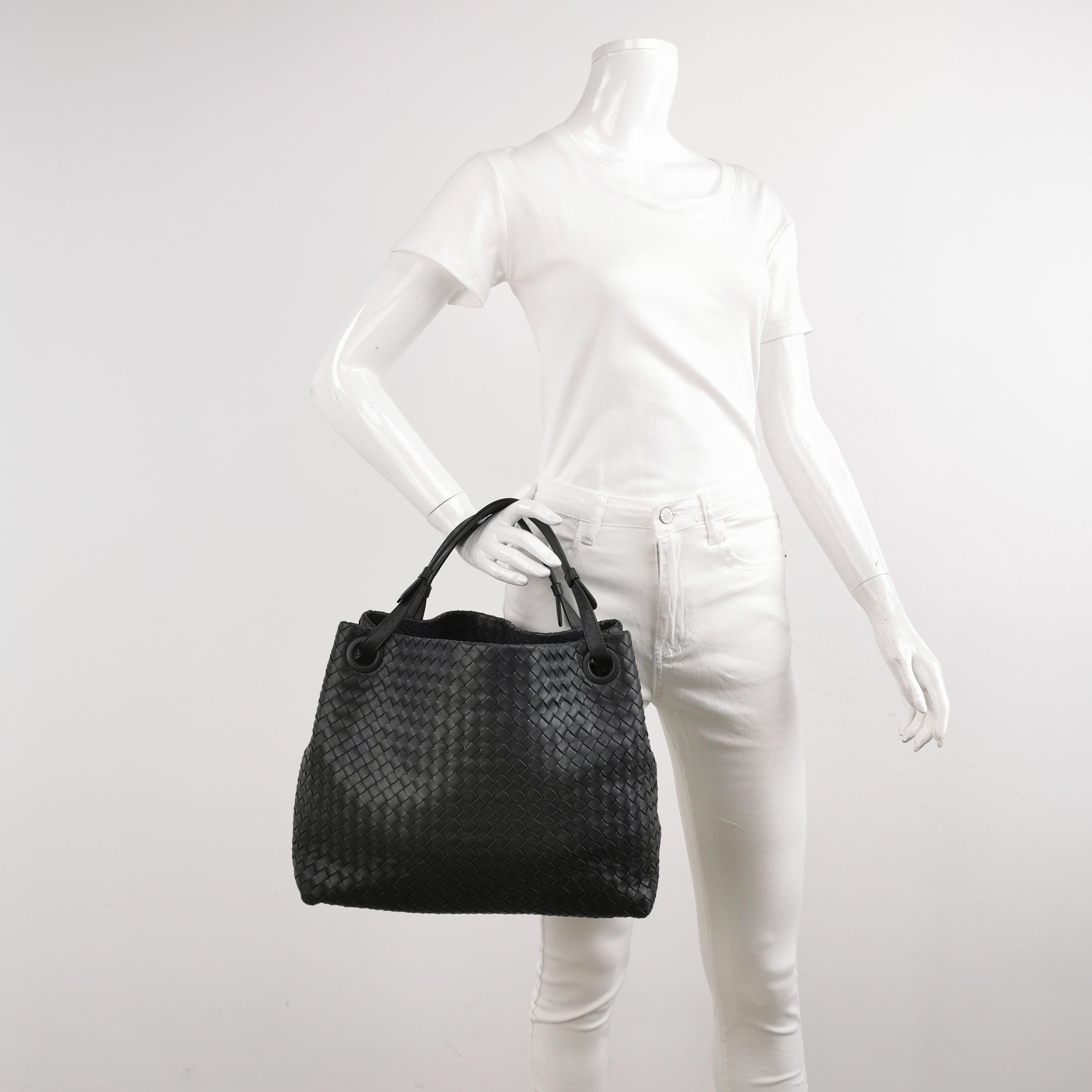 Bottega Veneta Garda Noir Intrecciato Cuir Nappa Large 33cm
Il s'agit de photos professionnelles du sac offert par Luxbags.
Ce sac Garda de Bottega Veneta est une pièce de luxe exceptionnelle, fabriquée en cuir de haute qualité avec le tissage