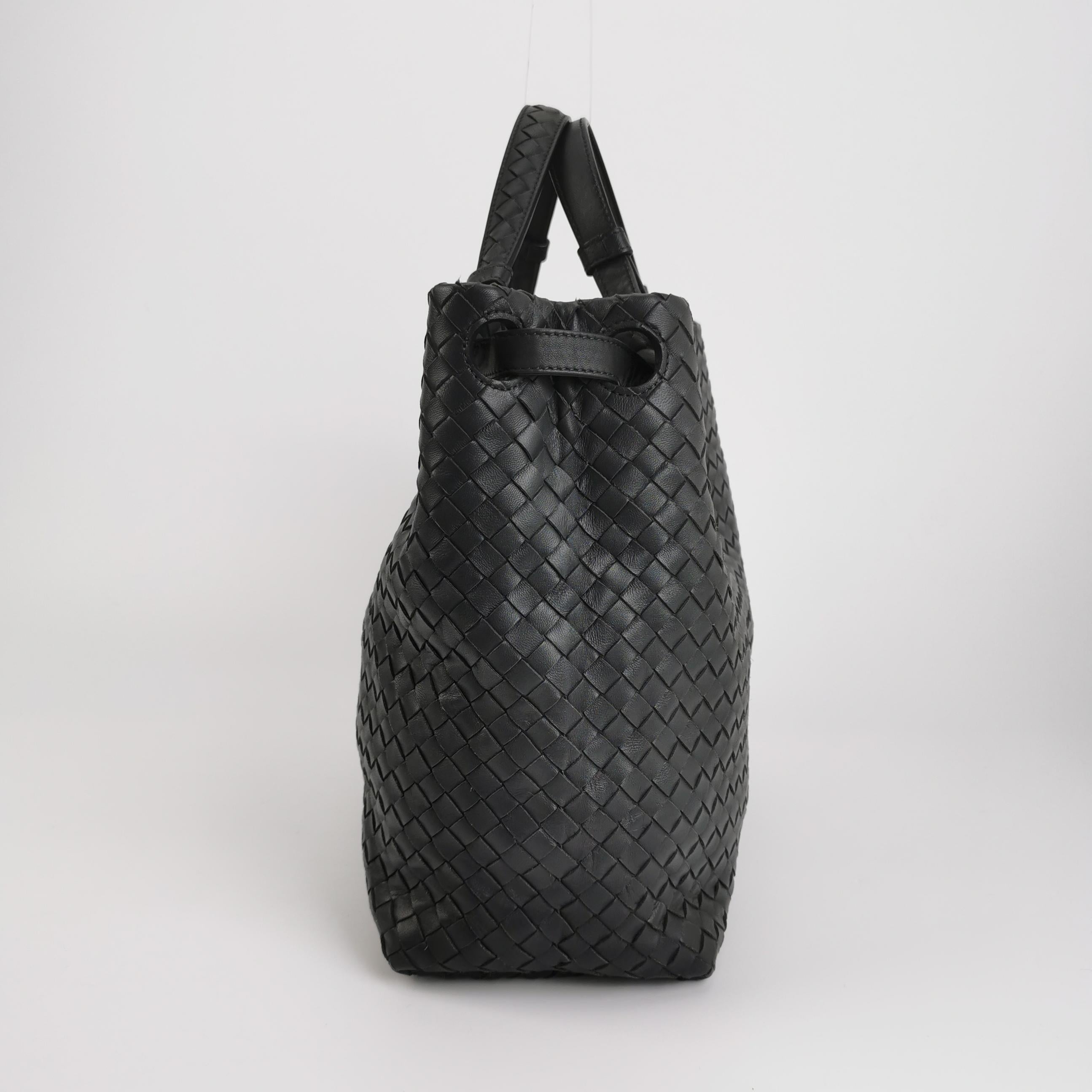 Bottega Veneta Garda Noir Intrecciato Cuir Nappa Large 33cm Pour femmes en vente
