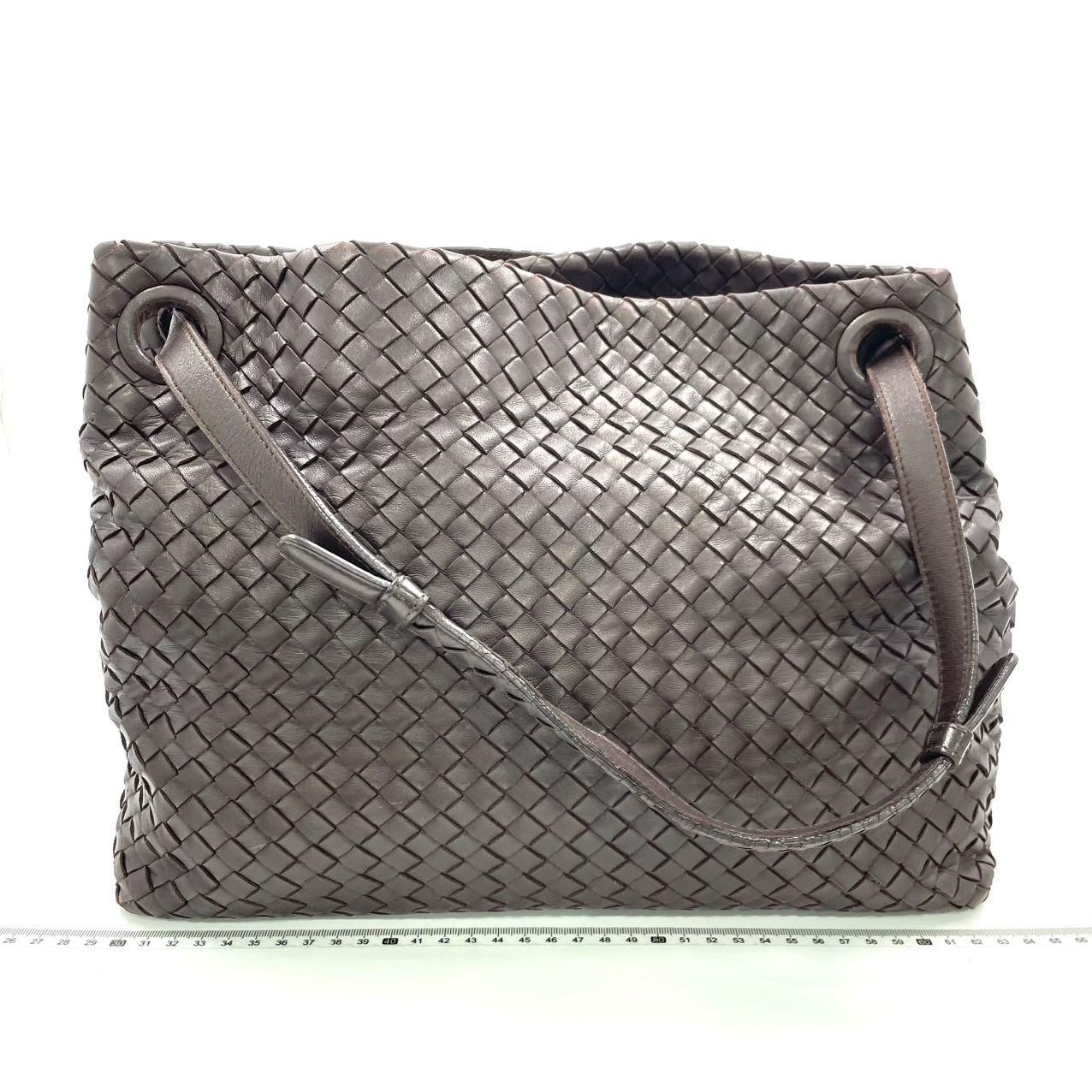 Bottega Veneta Garda Dunkelbraun Intrecciato Nappa Leder Groß 33cm
Dies sind professionelle Fotos der tatsächlich von Luxbags angebotenen Tasche.
Diese Bottega Veneta Garda Bag ist ein außergewöhnliches Stück Luxus, gefertigt aus hochwertigem Leder