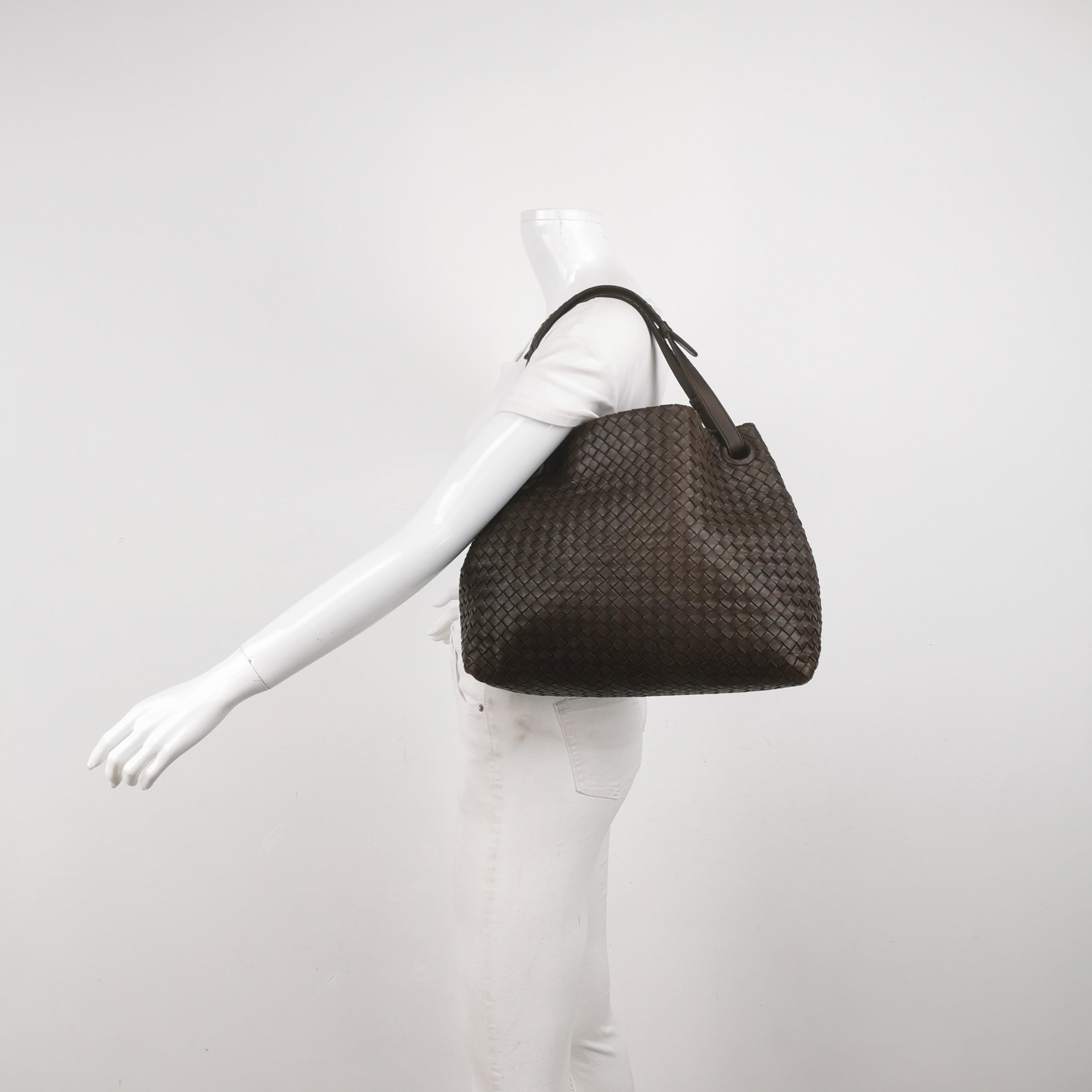Bottega Veneta Garda Marrón Oscuro Piel de Nappa Intrecciato Grande 33cm
Estas son fotos profesionales de la bolsa real ofrecida por Luxbags.
Este Bolso Garda de Bottega Veneta es una pieza excepcional de lujo, confeccionada en piel de alta calidad