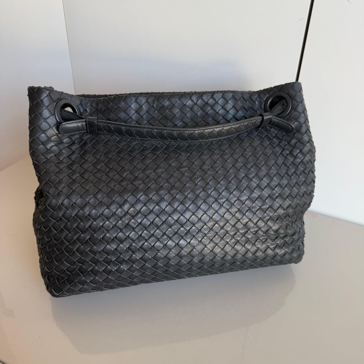 Bottega Veneta Garda Borsa a tracolla Intrecciato Nappa Nero Grande 33cm
Queste sono foto professionali della borsa vera e propria.
La borsa Bottega Veneta Garda è un pezzo di lusso eccezionale, realizzato in pelle di alta qualità con