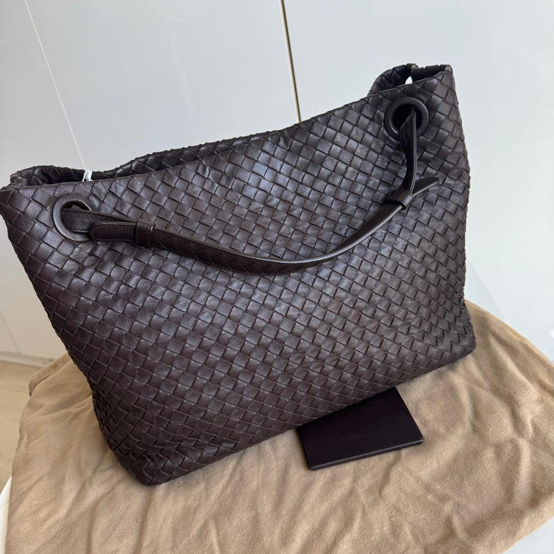 Bottega Veneta Garda Shoulder Bag Intrecciato Nappa Leather Dark Chocolate Brown Large 33cm
These are professional photos of the actual bag.
  This Bottega Veneta Garda Bag is an exceptional piece of luxury, crafted from iconic dark brown leather