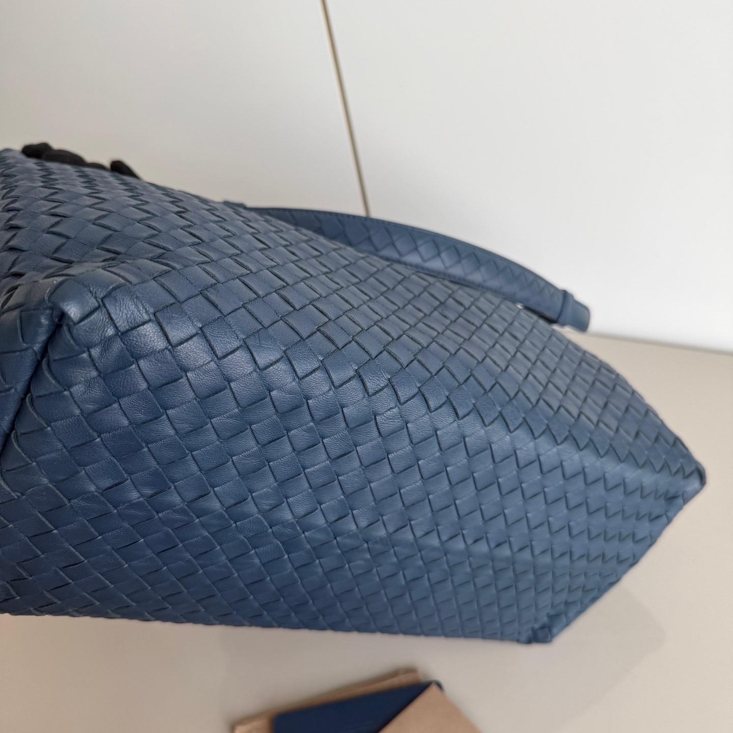 Bottega Veneta Garda Shoulder Bag Intrecciato Nappa Leather Navy Large 33cm For Sale 5
