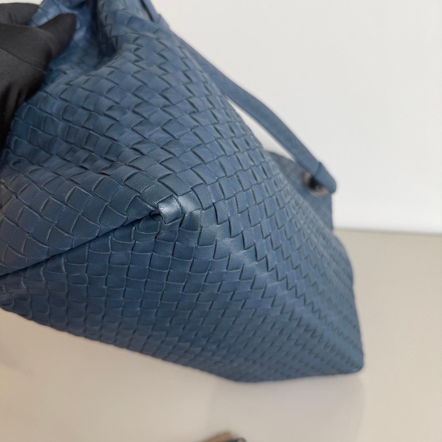 Bottega Veneta Garda Shoulder Bag Intrecciato Nappa Leather Navy Large 33cm For Sale 8