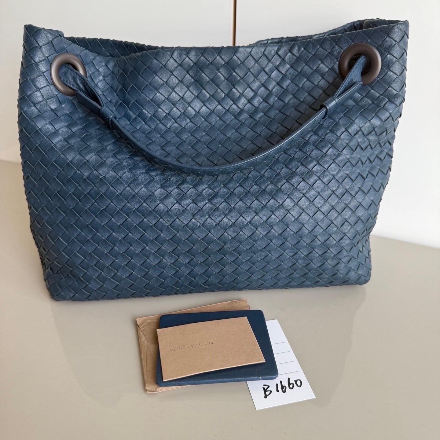 Bottega Veneta Garda Shoulder Bag Intrecciato Nappa Leather Navy Large 33cm
These are professional photos of the actual bag.
This Bottega Veneta Garda Bag is an exceptional piece of luxury, crafted from high quality leather with the instantly