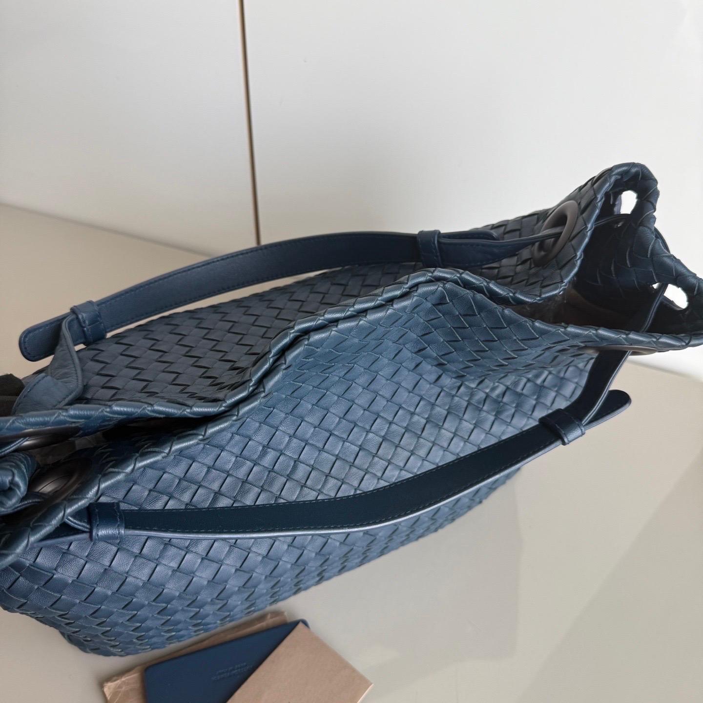 Bottega Veneta Garda Shoulder Bag Intrecciato Nappa Leather Navy Large 33cm In Excellent Condition For Sale In AUBERVILLIERS, FR
