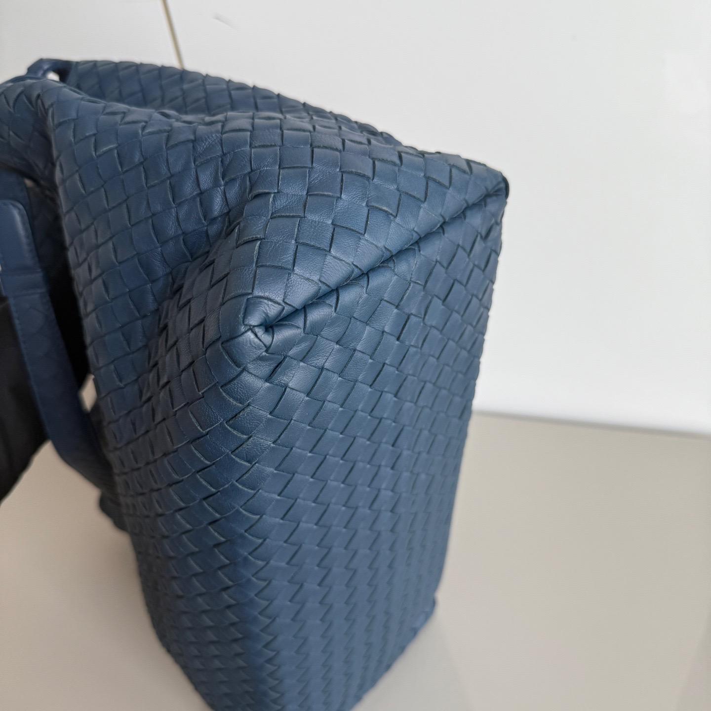 Women's Bottega Veneta Garda Shoulder Bag Intrecciato Nappa Leather Navy Large 33cm For Sale