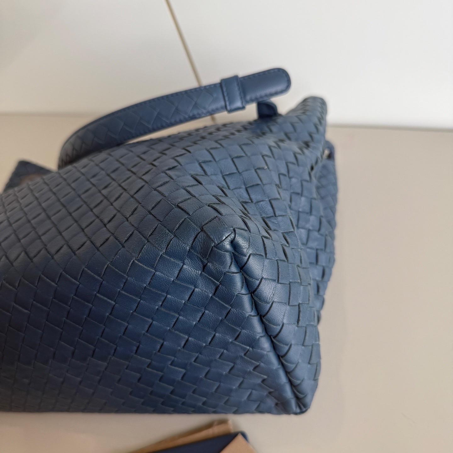Bottega Veneta Garda Shoulder Bag Intrecciato Nappa Leather Navy Large 33cm For Sale 3