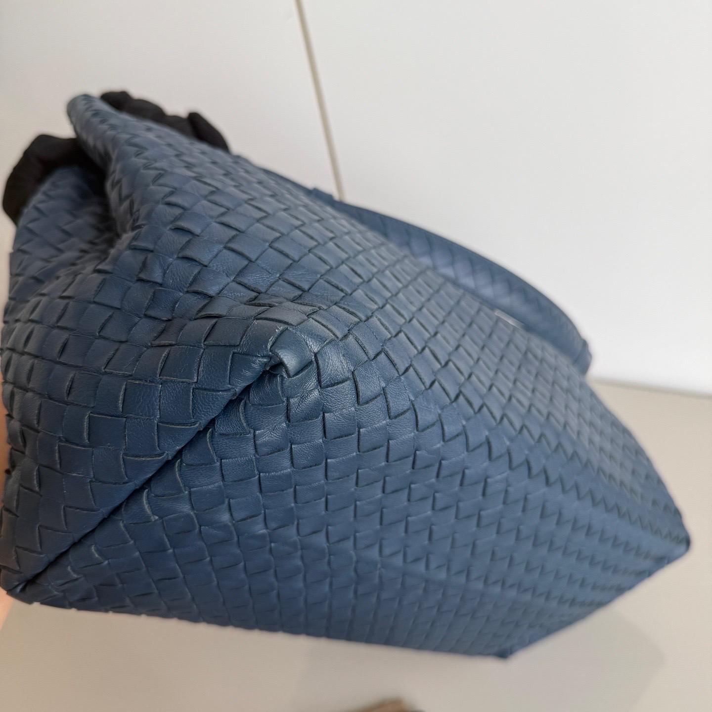 Bottega Veneta Garda Shoulder Bag Intrecciato Nappa Leather Navy Large 33cm For Sale 4