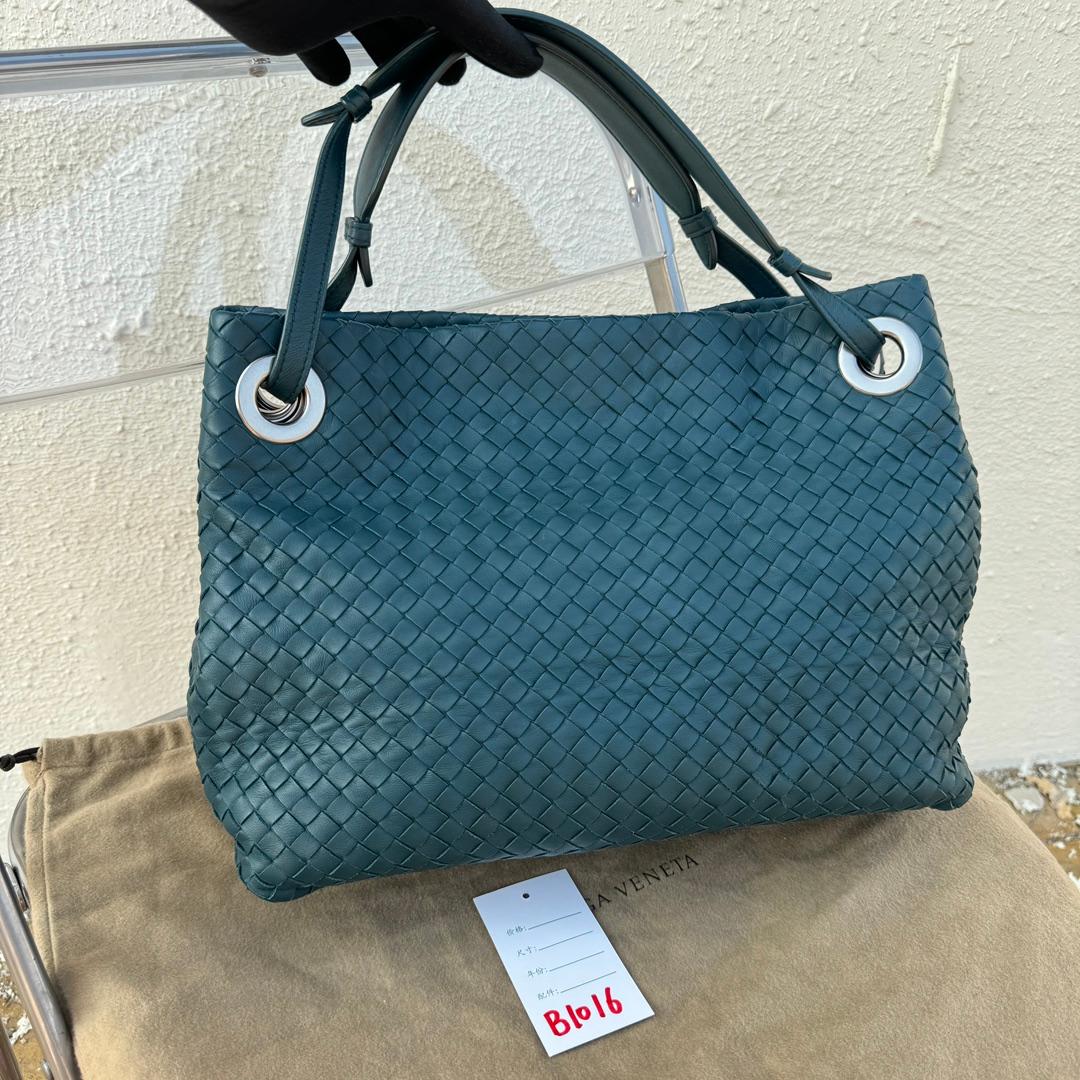 Bottega Veneta Garda Teal Blue Intrecciato Nappa Leather Large 33cm
These are professional photos of the actual bag offered by Luxbags.
This Bottega Veneta Garda Bag is an exceptional piece of luxury, crafted from high quality leather with the