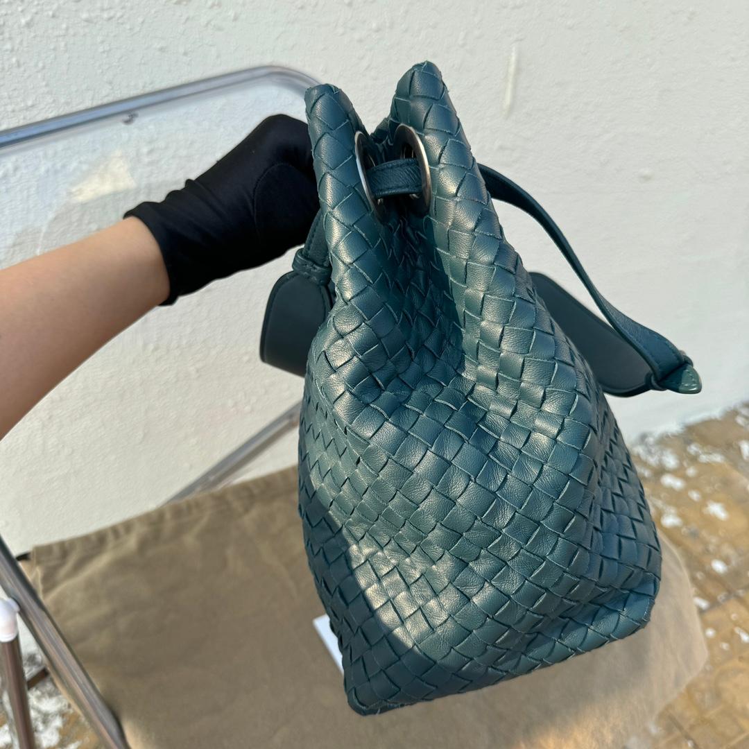 Bottega Veneta Garda Teal Blue Intrecciato Nappa Leather Large 33cm In Good Condition For Sale In AUBERVILLIERS, FR