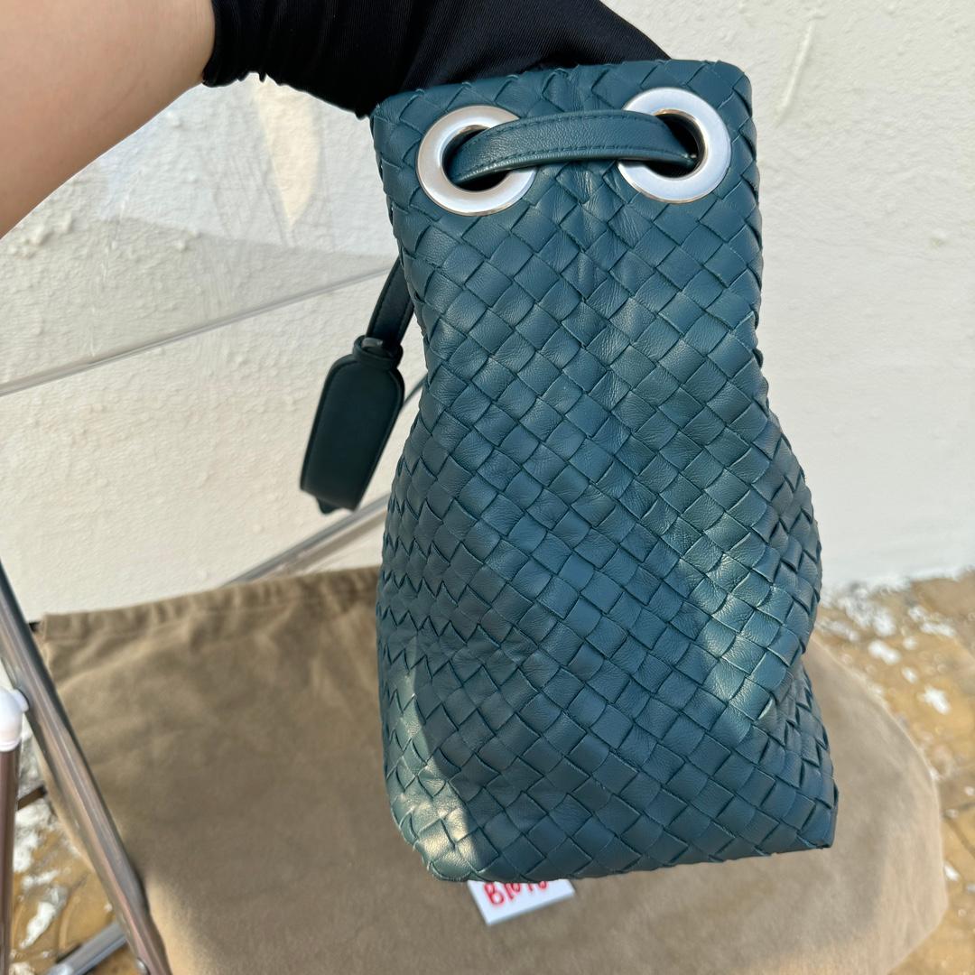 Women's Bottega Veneta Garda Teal Blue Intrecciato Nappa Leather Large 33cm For Sale