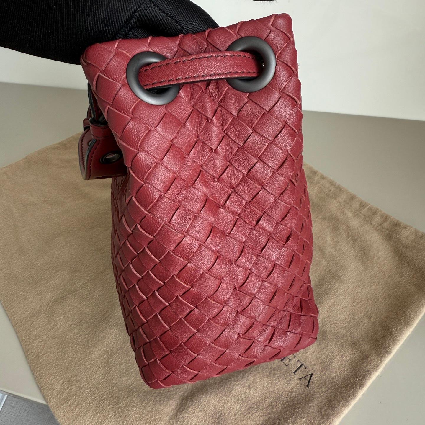 Bottega Veneta Garda Tote Burgund Intrecciato Leder Medium 25cm
Dies sind professionelle Fotos der tatsächlich von Luxbags angebotenen Tasche.
Diese Bottega Veneta Garda Bag ist ein außergewöhnliches Stück Luxus, gefertigt aus ikonischem