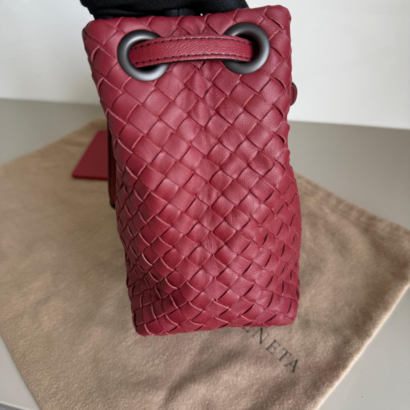 Bottega Veneta Garda Tote Burgund Intrecciato Leder Medium 25cm (Braun) im Angebot