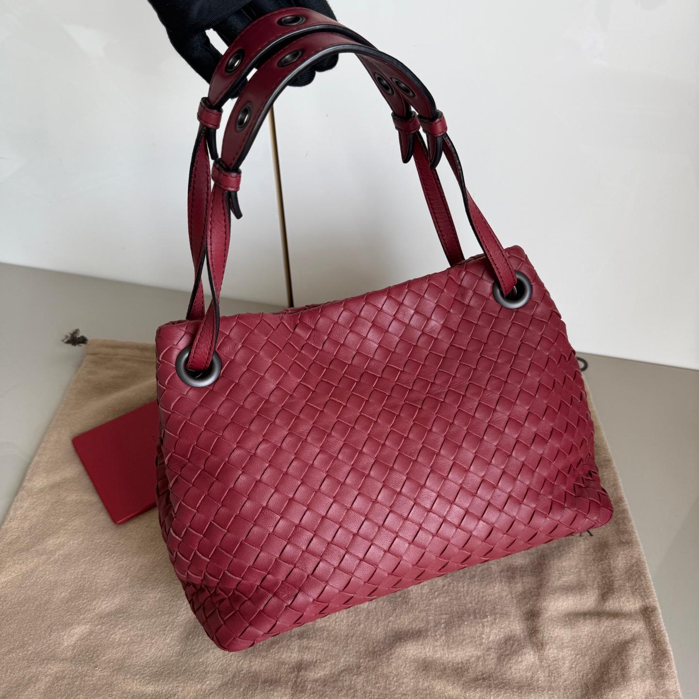 Bottega Veneta Garda Tote Burgund Intrecciato Leder Medium 25cm im Zustand „Hervorragend“ im Angebot in AUBERVILLIERS, FR