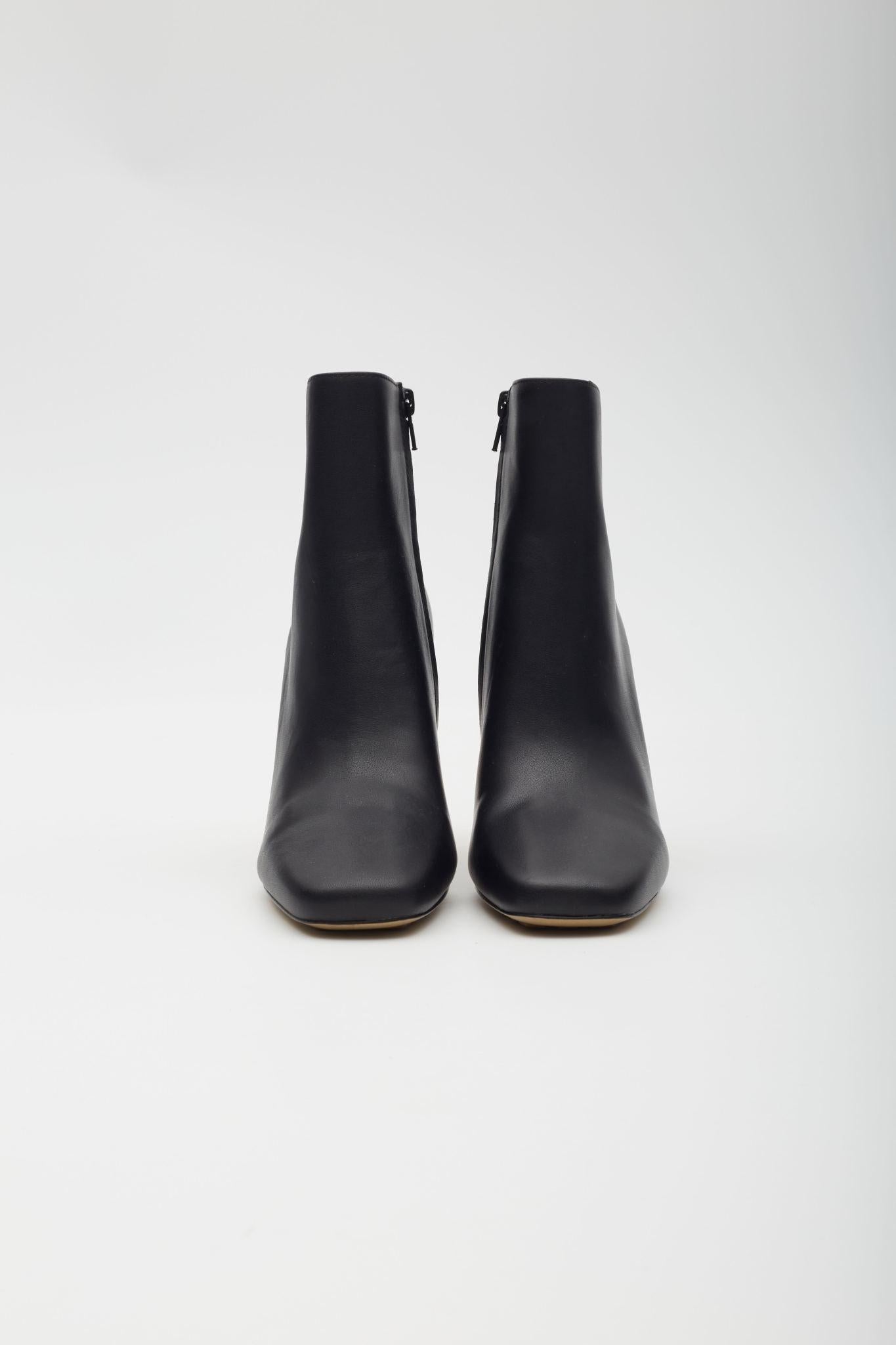 Bottega Veneta Gold Ankle Bootie Gold Knot Heels EU 38 In Excellent Condition For Sale In Montreal, Quebec