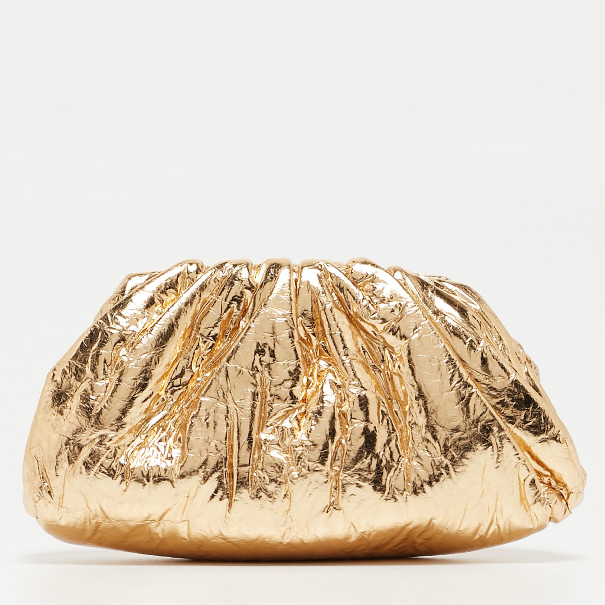 A bag that took the fashion world by storm, Bottega Veneta’s The Pouch reflects creative director Daniel Lee’s distinctive style choices. This version is skillfully crafted from leather into an unstructured silhouette that provides ample space. Get
