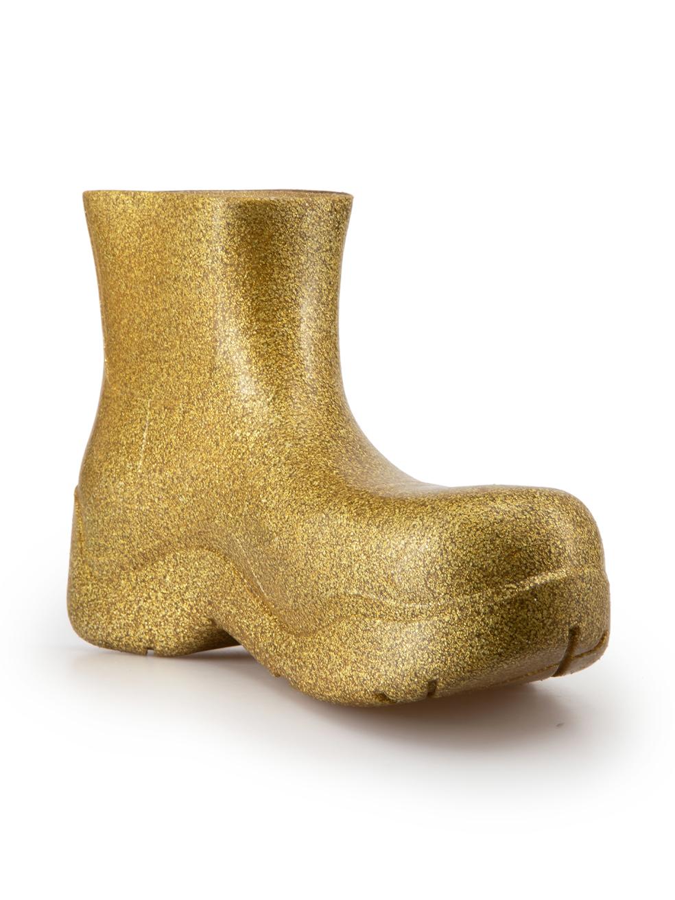 CONDITION is Very good. Hardly any visible wear to boots is evident on this used Bottega Veneta designer resale item. Size hidden on sole by glitter design.
  
Details
Puddle
Gold
Rubber glitter
Rain boots
Round toe
Platform
  
Made in Italy
 