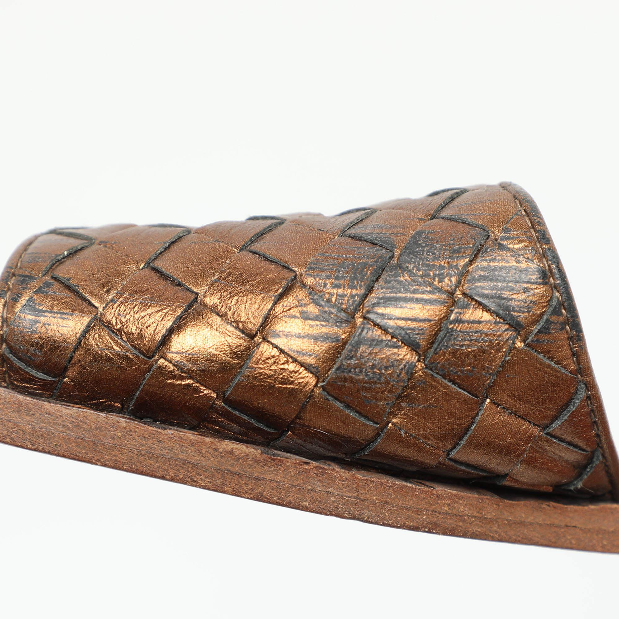 Brown Bottega Veneta Gold Intrecciato Leather Flat Slides Size 37 For Sale